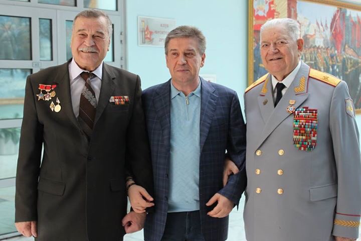 VladDTSZN's tweet image. Вручил поздравительные письма Мэра Москвы с Днем Города московским ветеранам.Была очень душевная, теплая встреча. Ветераны гордость столицы!