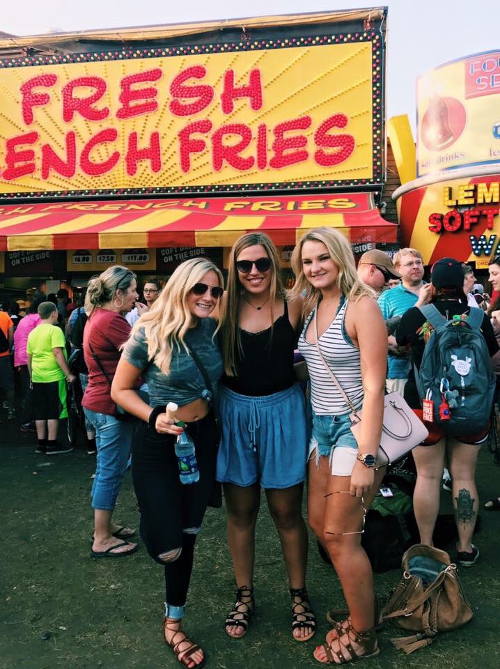 UNDGammaPhiBeta's tweet photo. Long weekends spent with sisters + pups + family are the best! Recruitment is only 11 days away sign up today!! #GoGreek #myund #gogreekund https://t.co/lsT2jvuaNt