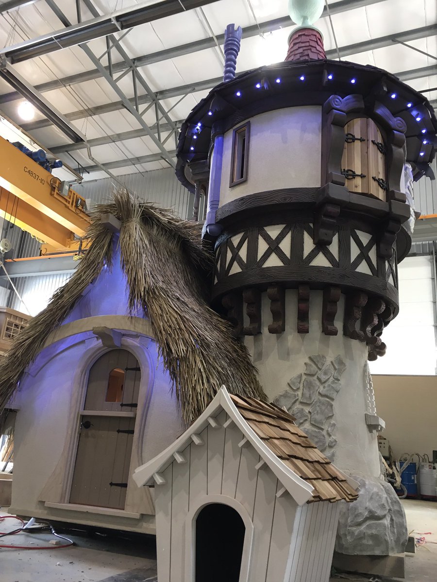 Playhousemaster's tweet photo. Now that's a playhouse! @ValeeGrrl https://t.co/1Qzpv1Fg8y