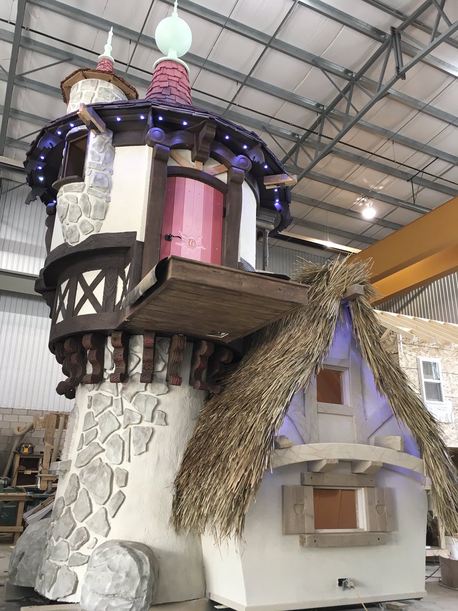 Playhousemaster's tweet photo. Now that's a playhouse! @ValeeGrrl https://t.co/1Qzpv1Fg8y