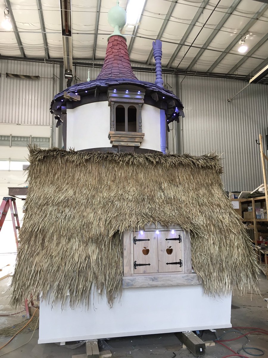 Playhousemaster's tweet photo. Now that's a playhouse! @ValeeGrrl https://t.co/1Qzpv1Fg8y