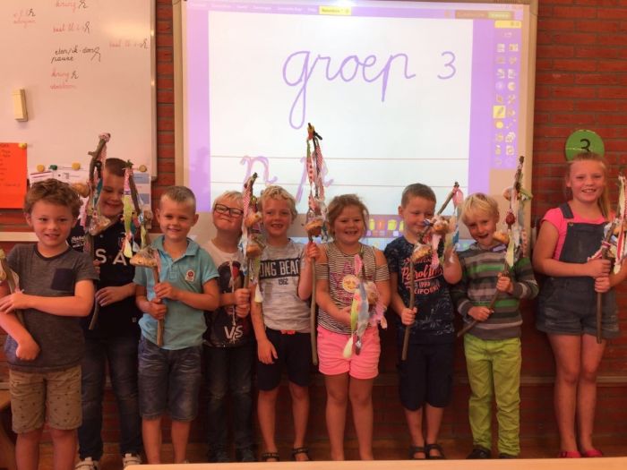 9 (!) stoetbomen (oude traditie Hogeland) vandaag in #Westeremden voor nieuwe leerlingen groep 3: het gaat goed met <a href="/AbtEmoSchool/">Westeremden</a>!