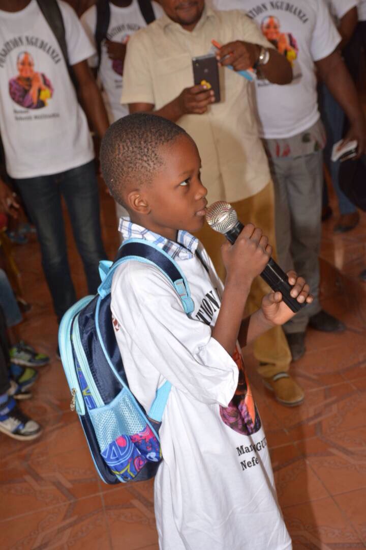FNgudianza's tweet photo. Les enfants de la commune de matete ont dit merci à leur manière. La prière d'une fille a amené la présidente jusqu'aux larmes. https://t.co/eBnFnl1mQz