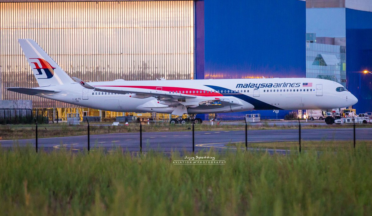 Frenchpainter's tweet photo. 1st #Airbus #A350 for #Malaysia Airlines emerge from paint shop. 🇲🇾 #Avgeek #Toulouse https://t.co/qk7BdTBsyo