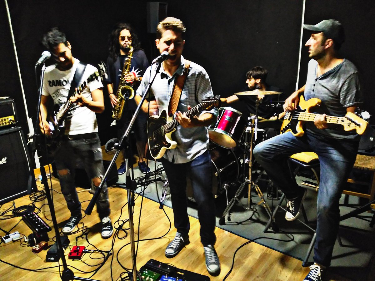 Me colé en el ensayo de estos cracks. ¿No los conoces? Pues son <a href="/CaravanaSur/">Al</a> y puedes escucharlos aquí:  🎸🎤 goo.gl/2MMNxT 🎤🎸#Rock