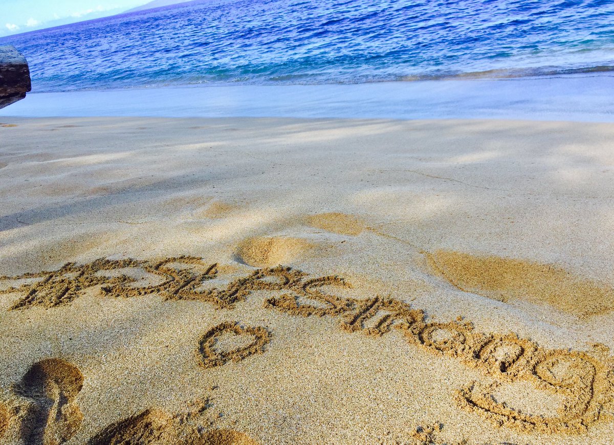 CharPletcher's tweet photo. Sending prayers🙏🏻 from the beaches 🌴🍍of Maui @LuigiSLP @SneakerheadAT60 #SLPStrong #endcancer https://t.co/KZjBB94Hyl