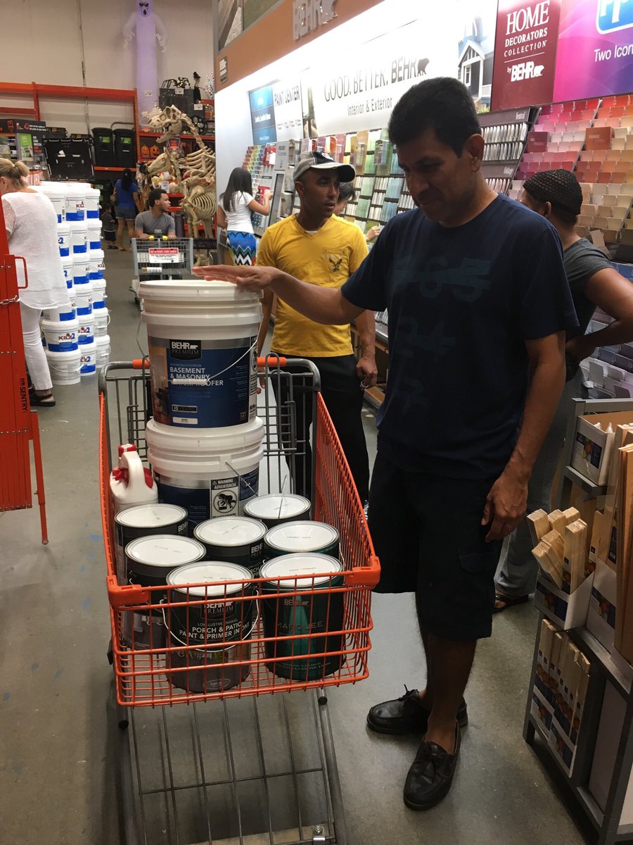 timbehr98's tweet photo. @FV_Behr &amp; #Team950 selling #Behr by the cart full on this beautiful Labor Day. Great job taking care of the customer while saving them $$$ https://t.co/UrKNOL5FJ9