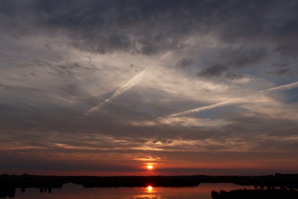 Ssunshot's tweet photo. #Groningen #Leekstermeer #Zonsondergang #4September2017
@Wnlvandaag @Helgavanleur @Mooieluchten @Mooielucht @BuienRadarNL @Rtvnoord https://t.co/52l5ZfIc6S
