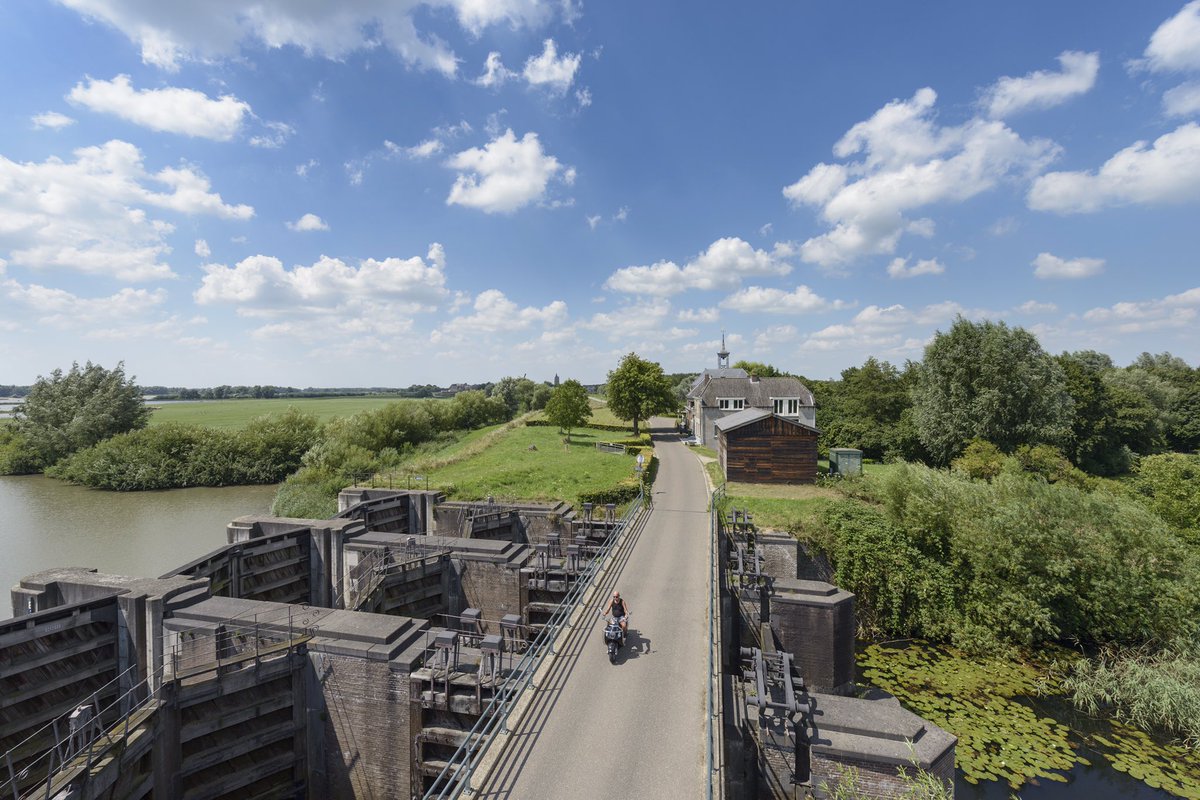 HWBP_nl's tweet photo. Uitreiking beschikking project Gorinchem Waardenburg. Slimmere bundeling kennis en #innovatie door Graaf Reinald #Alliantie @wsrivierenland https://t.co/8PO1nhsVrF