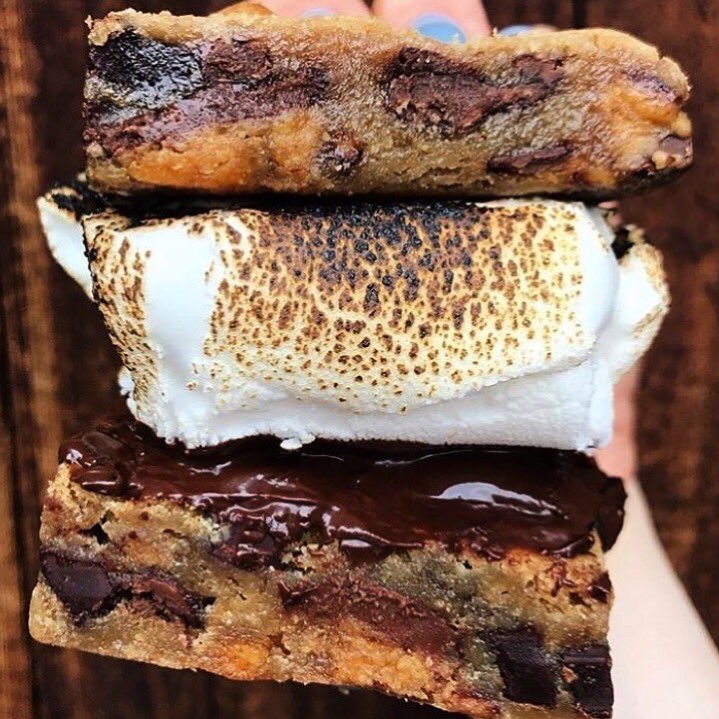 Chocolate Chip Blondes Bar S'mores😍
