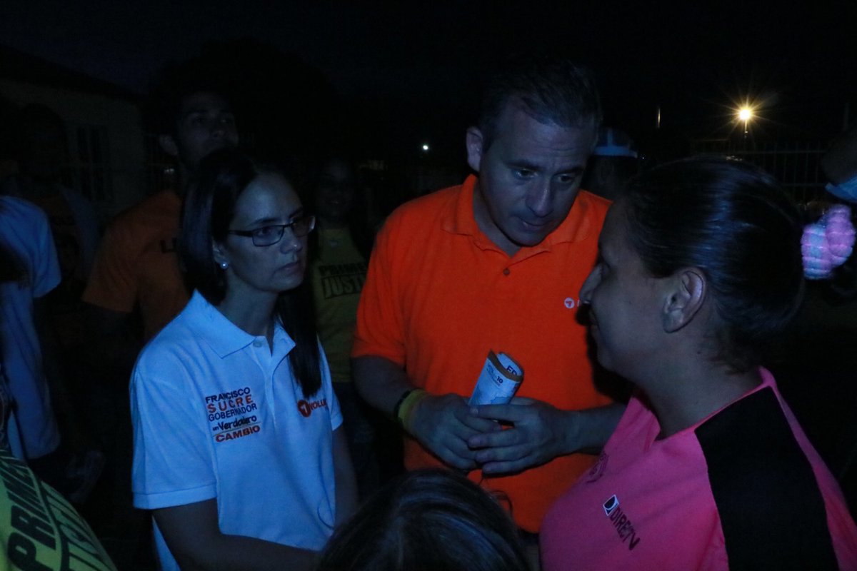 fcosucre's tweet photo. Seguimos en la Urb. Villa Colombia, seguimos conversando con nuestros hermanos Guayaneses. Todos me dicen lo mismo: hay que sacar a Rangel https://t.co/FKvBEkr0ai
