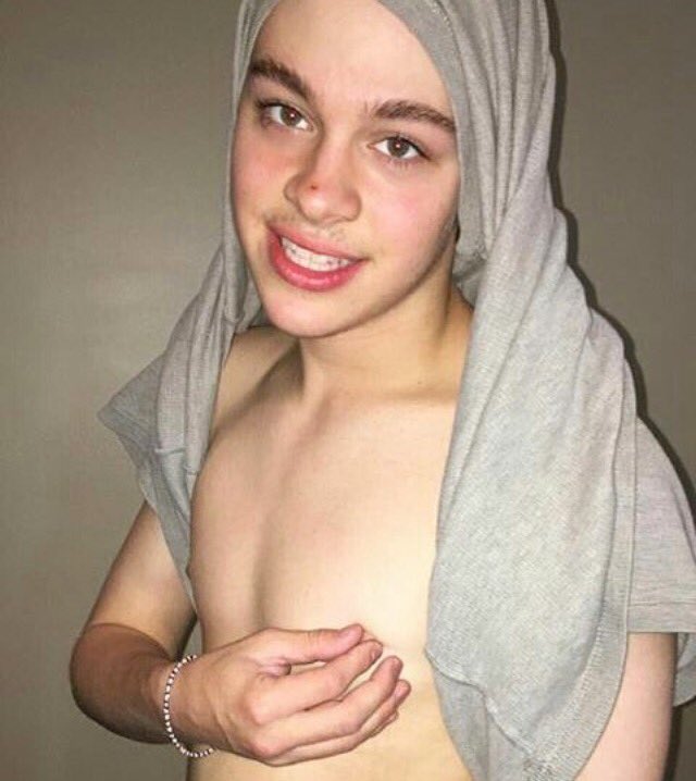 FigliaDiAdee's tweet photo. quando sei arrabbiata con @jamie_chb ma.. nah, lui è il mio migliore amico https://t.co/kGjOnC7LmN