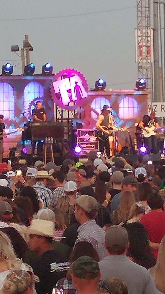 shelliwillows's tweet image. Fun concert! #tracefiler