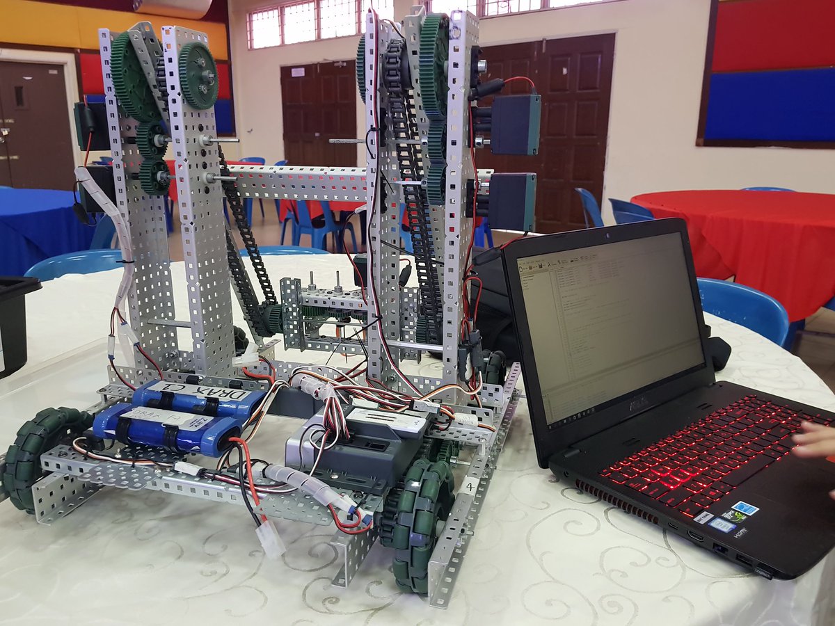 VEXRoboticsSEA's tweet image. New design by Team Drax of Sekolah Tun Fatimah for 2017/2018 IN THE ZONE! #vexrobotics #vexsea #omgrobots #vexedr