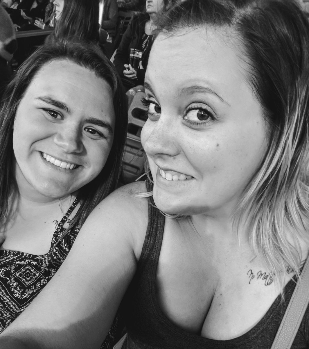 K_McClelland's tweet photo. Freezing out here! #BestFairDayMN #SamHunt https://t.co/VUv85wXlYo