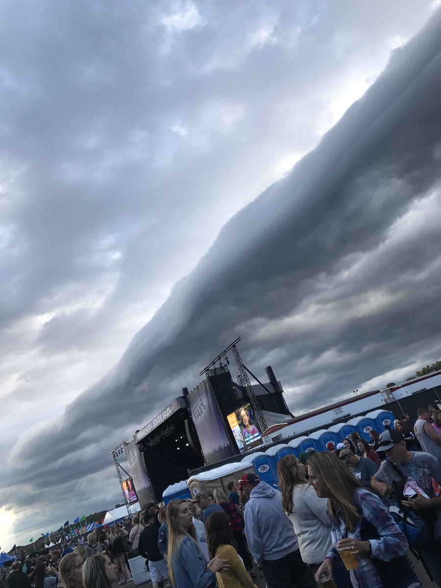 Perry101010's tweet photo. @fox9weather Grandstand #k102SamHunt https://t.co/KL0aLmYhvS