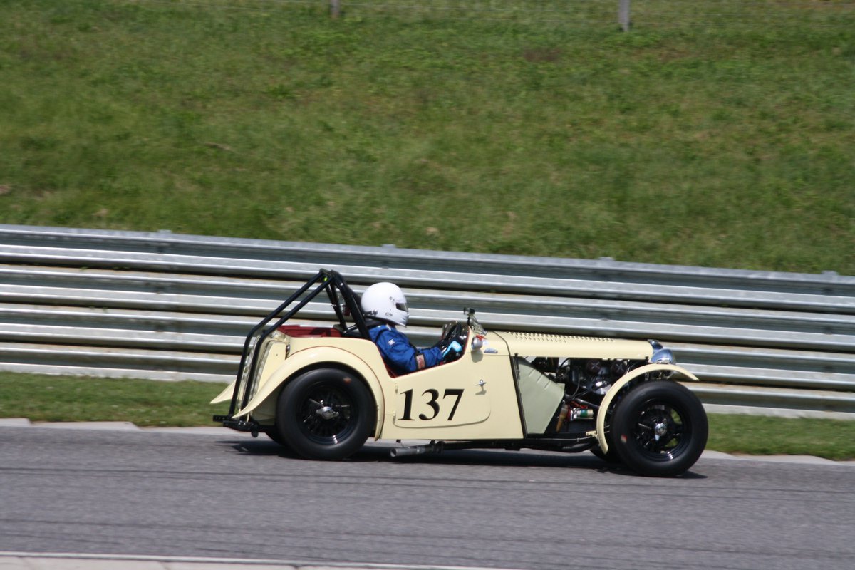 JBracing_handle's tweet photo. #hf35 at @limerockpark some real vintage cars here. https://t.co/sJQmBdpxcV