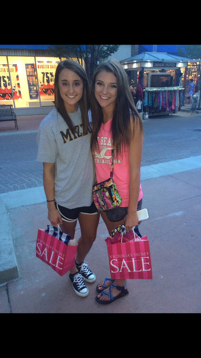 KnucklesMegan's tweet photo. HAPPY 19th BIRTHDAY TO THIS PRETTY GAL! !! Love you sm!! Hope you have the best bday! Miss you💗💗 https://t.co/PDIh3AfrYi