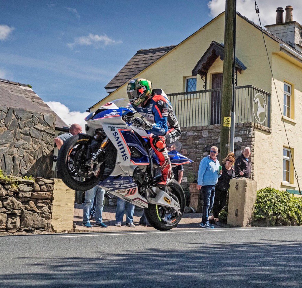 cliffyracer27's tweet photo. One of my favourite pictures of @peterhickman60 flying the Superbike at around 170mph. Who knows where it is? https://t.co/s7sbZesYLQ