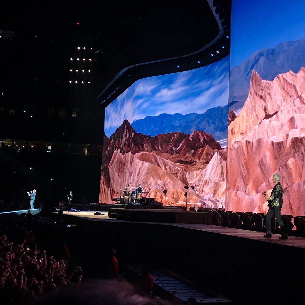 ImScottBarnes's tweet photo. Great way to spend Labor Day weekend: Do something different, like fly to #Detroit to see #U2. #TheJoshuaTree https://t.co/b4jeRoBlVt