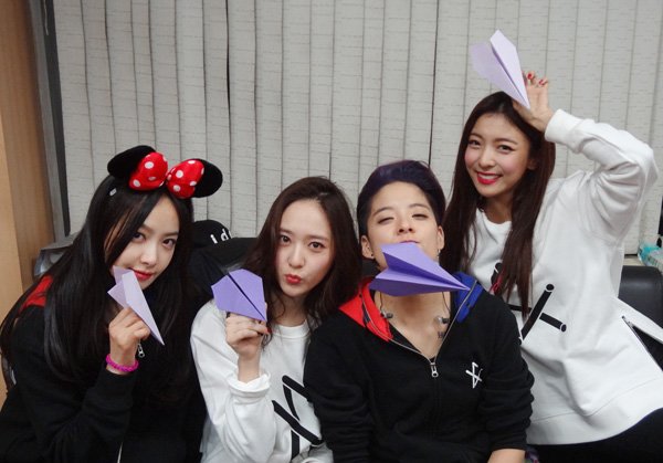 soompi's tweet photo. f(x) Fans Show Their Love On 8th Anniversary #8YearsWithfx https://t.co/wW7htJSshX https://t.co/UbtaTlyPYl