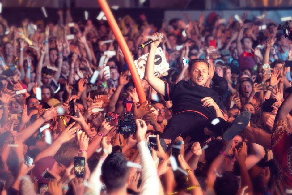 SummerSoundFR's tweet photo. Back to work 🤓 ??
Be like Martin Solveig, take it easy❗
#SSF2017  #wascrazy #rochefort  #ssfforever #france  #SSF2018isnear 
📷Patrice Dejean https://t.co/Lx4qrh6NM4
