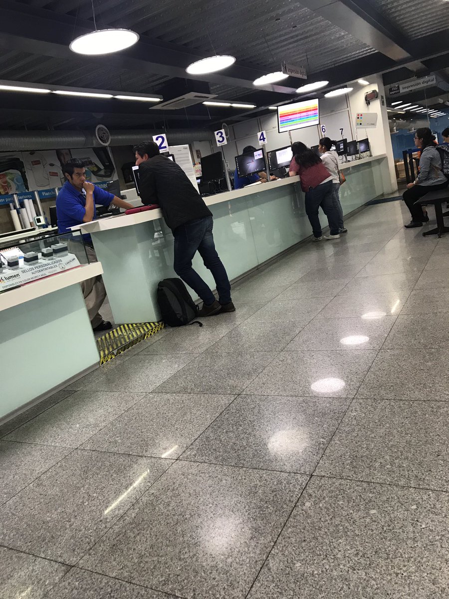 omarsdk's tweet image. @papelerialumen tu servicio súper lento en #relox 9 ventanillas, una atendiendo.