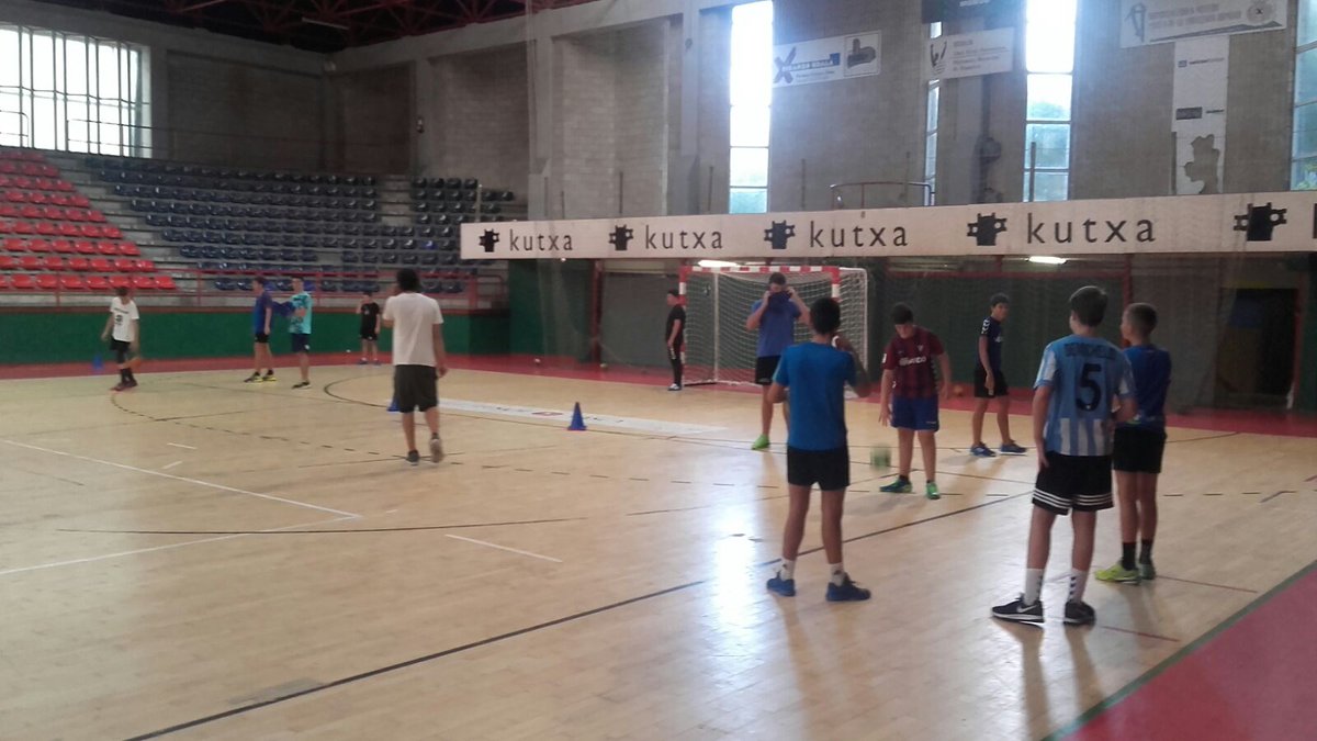 EibarEskubaloia's tweet photo. Poliki poliki martxan denok martxan. Poco a poco ya empezamos a trabajar con todos . Animo gazteak. Ezina ekinez egina. #EibarrenEskubaloia https://t.co/JfMOCmGONy