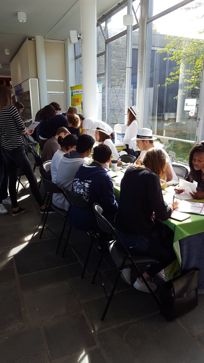 hemet_l's tweet photo. Rentrée étudiante sur le campus #HEC avec une équipe #bnpparibas ultra motivée. https://t.co/JvrN8A3LXW