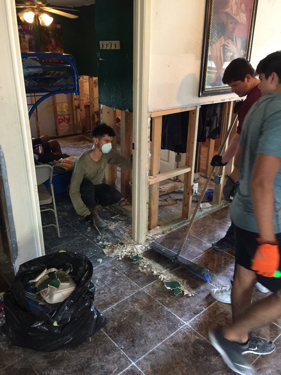 HeightsGents's tweet photo. Gents giving back #HoustonStrong https://t.co/8aMr6wVSEG