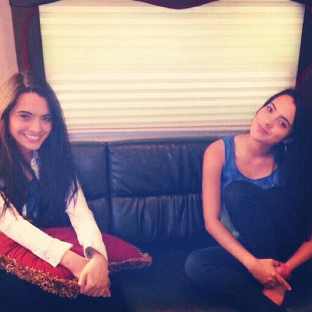 ScarletGFans's tweet photo. Regresaron ellas y ahora a toda Latinoamérica Marijose y Mariana las gemelas de @ScarletGruber #CositaLinda https://t.co/mD0gfDP7Dx
