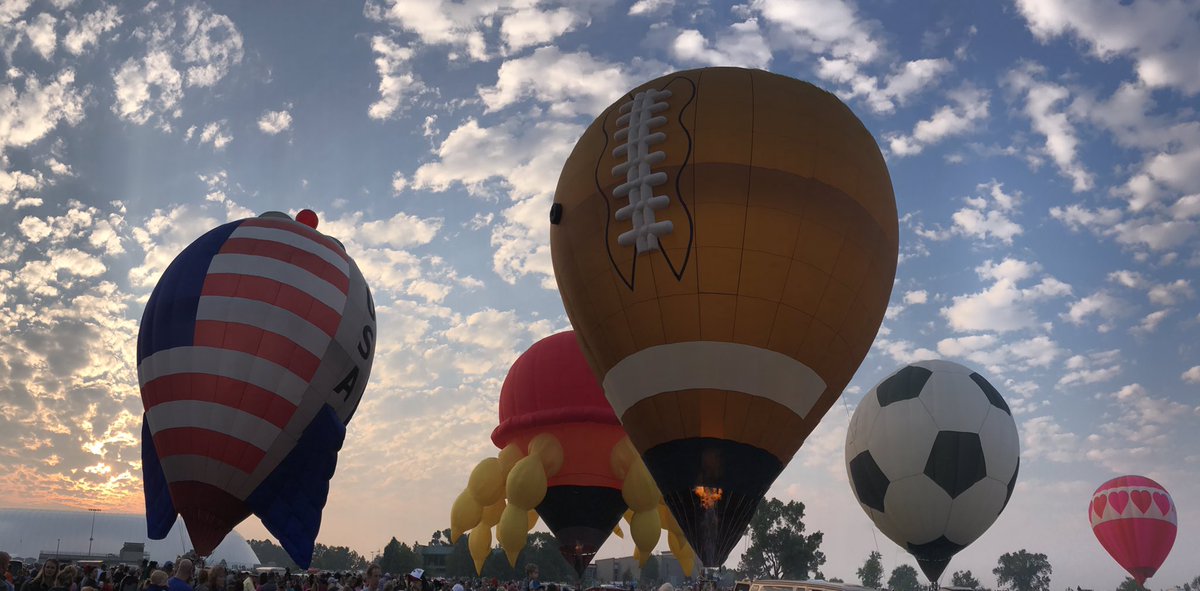 MaddyHOlson's tweet photo. Woke up before sunrise to see the #LDLO2017 hot air balloons (and I wasn't even crabby). https://t.co/VjCfXixjSZ