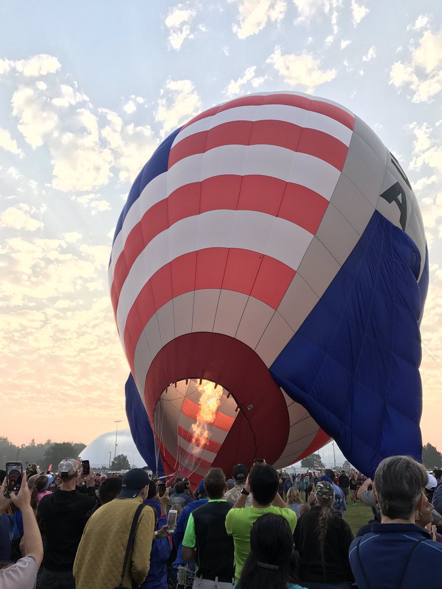 MaddyHOlson's tweet photo. Woke up before sunrise to see the #LDLO2017 hot air balloons (and I wasn't even crabby). https://t.co/VjCfXixjSZ