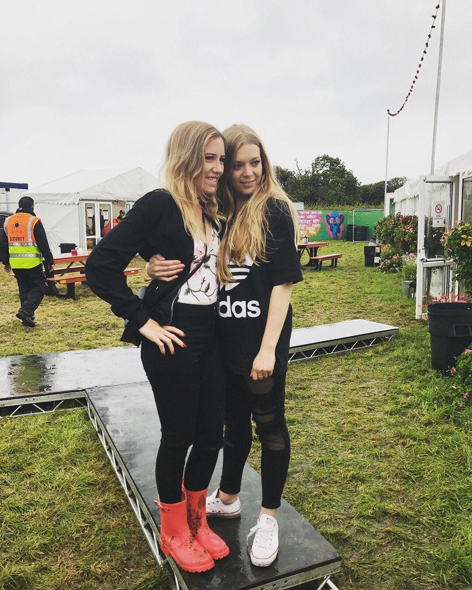 kay_bee_x's tweet photo. I still can't believe @beckyhill invited me backstage to meet her! This is a memory to keep forever ❤️🎤🎪 #beckyhill #numberonefan #sohappy https://t.co/W7t6N9Sv5v