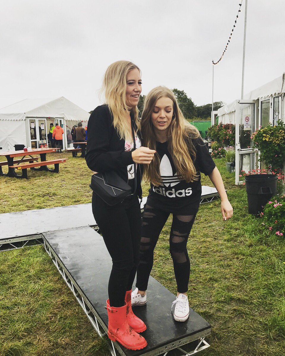 kay_bee_x's tweet photo. I still can't believe @beckyhill invited me backstage to meet her! This is a memory to keep forever ❤️🎤🎪 #beckyhill #numberonefan #sohappy https://t.co/W7t6N9Sv5v