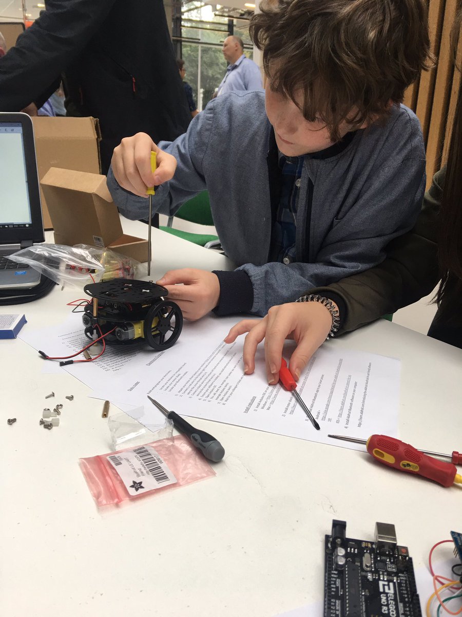 smith_a_jess's tweet image. Kids had a great time at the #RobotsAndCode event @hipyliv thank you 😊