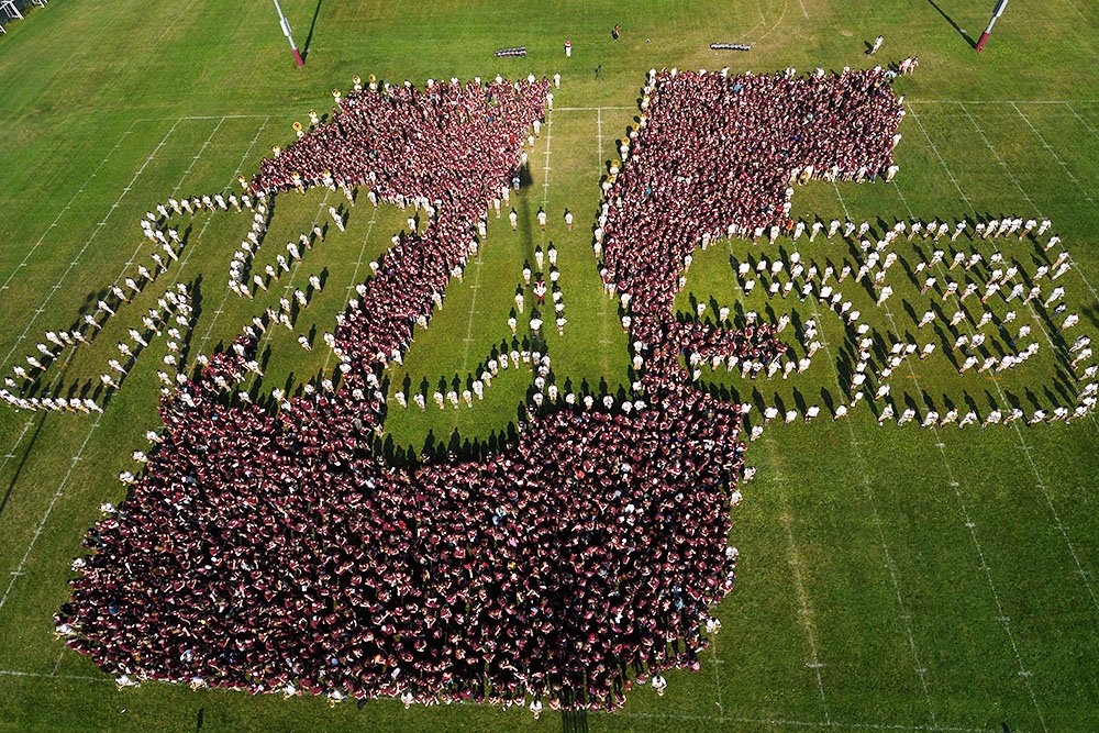 UMassAmherst's tweet photo. Official class photo for #UMass2021 and new transfer students!  #Welcome2UMass https://t.co/iQRMEgDS1Q
