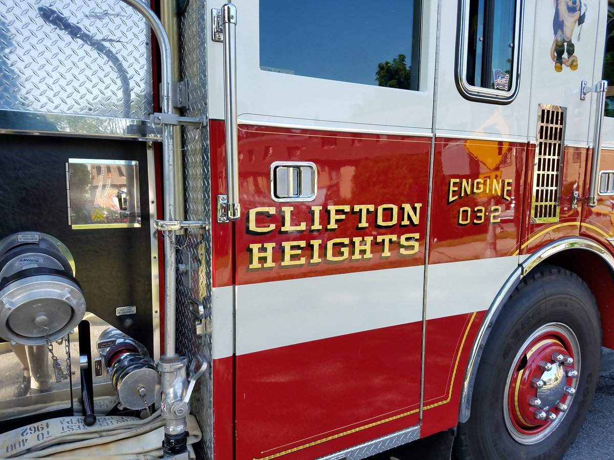 911Delco's tweet photo. Awesome effort by @RedPawRelief @RedCross_EastPA @SalArmyPhilly who provided aid &amp; comfort to the families who lost all today @ Clifton fire https://t.co/k9zfNclbZF