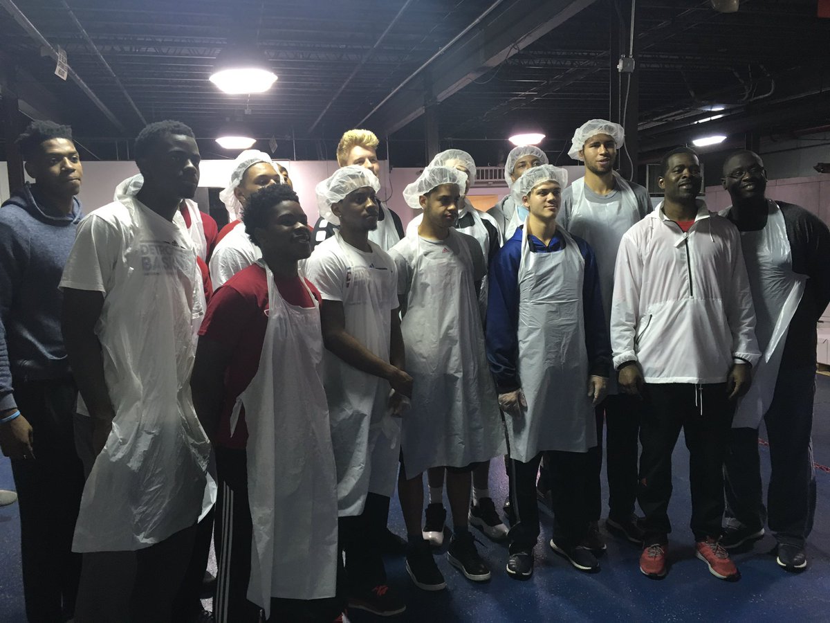 DetroitMBB's tweet photo. Your Titans were up early this Labor Day morning helping prepare meals for senior citizens in need. T/y for the opportunity Meals on Wheels! https://t.co/TDilIc6EJX