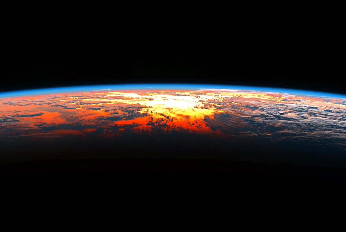 宇宙の日 宇宙から見た地球写真