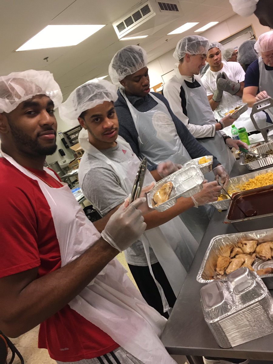 DetroitMBB's tweet photo. Your Titans were up early this Labor Day morning helping prepare meals for senior citizens in need. T/y for the opportunity Meals on Wheels! https://t.co/TDilIc6EJX