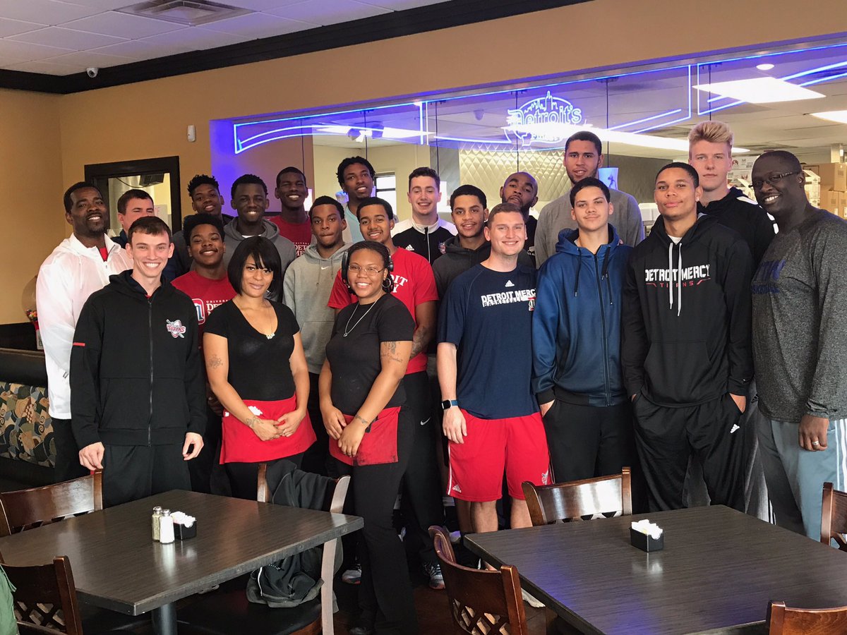 DetroitMBB's tweet photo. Your Titans were up early this Labor Day morning helping prepare meals for senior citizens in need. T/y for the opportunity Meals on Wheels! https://t.co/TDilIc6EJX