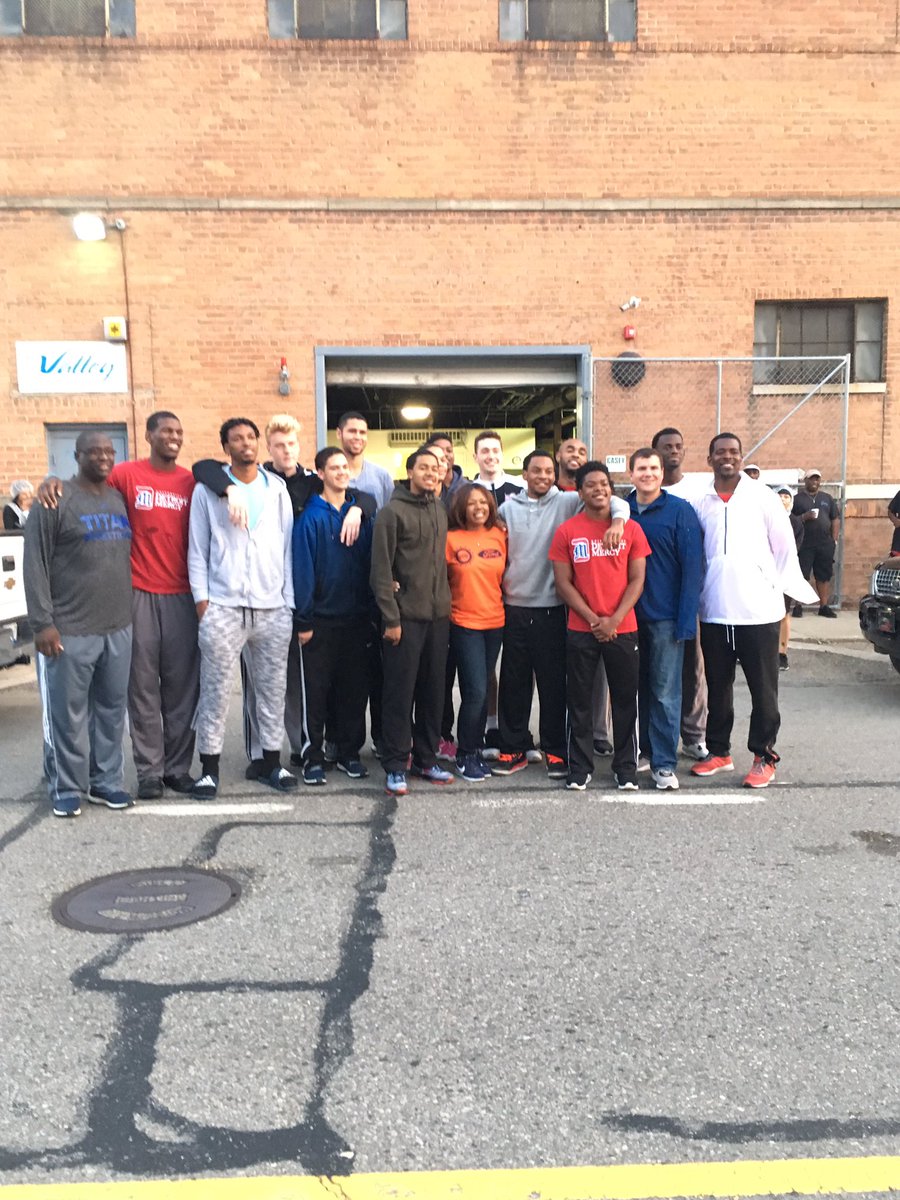 DetroitMBB's tweet photo. Your Titans were up early this Labor Day morning helping prepare meals for senior citizens in need. T/y for the opportunity Meals on Wheels! https://t.co/TDilIc6EJX