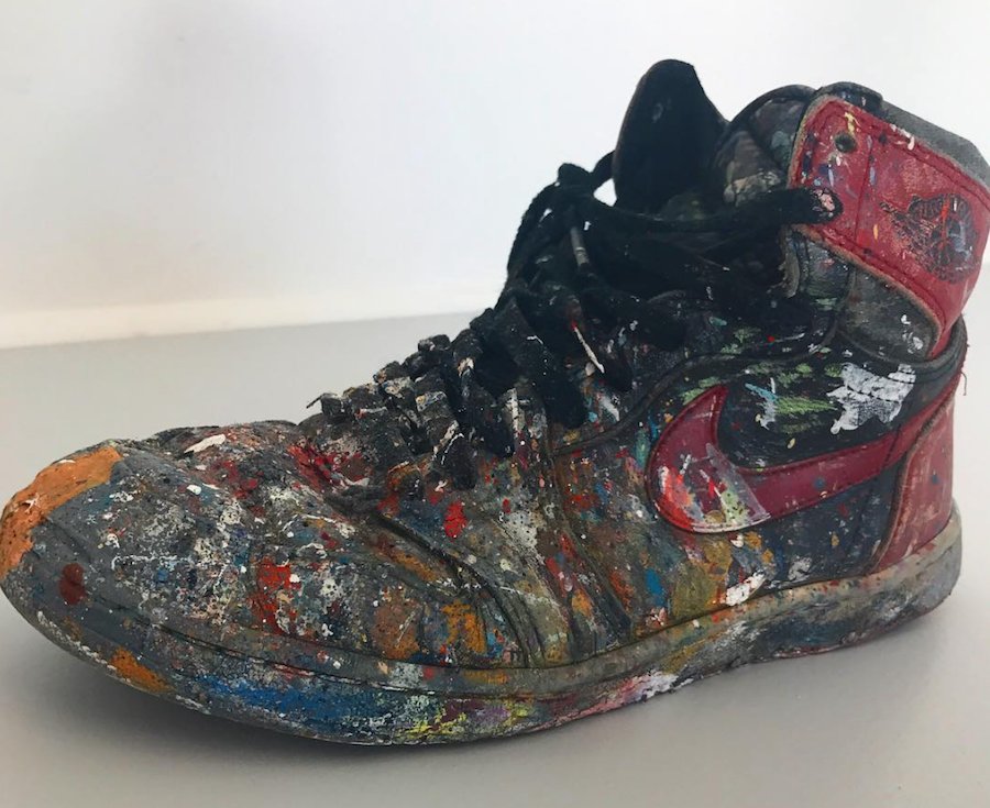 sneakerfiles's tweet photo. Dave White Shares his Original Air Jordan 1 That He Has Painted in For 20 Years
https://t.co/llgJZp4rn8 https://t.co/PIVRQqsxQl