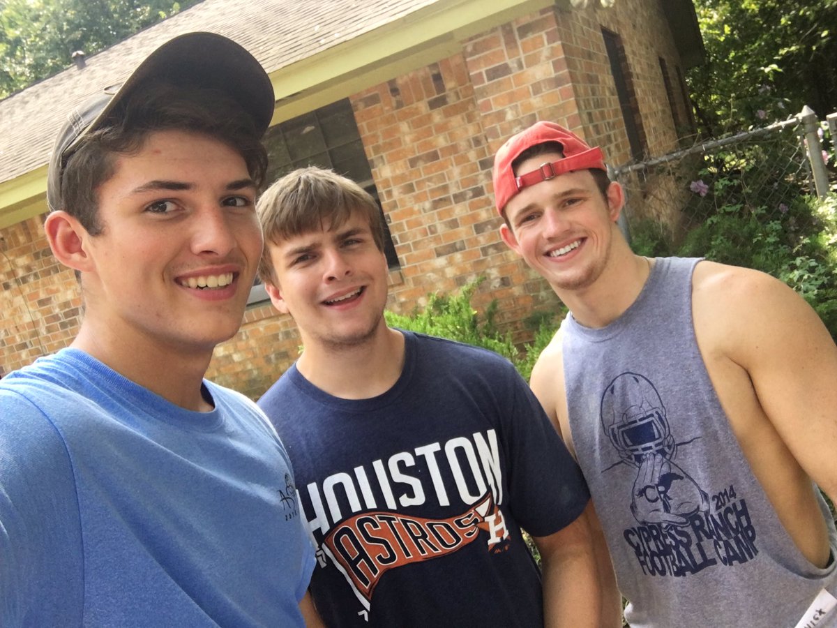 CyRanchMomsClub's tweet photo. Mustangs working in the flooded Ravensway area. Thanks for helping the community, boys. #RanchStrong #HoustonStrong @cyranchfootball https://t.co/9omo5FvSSP