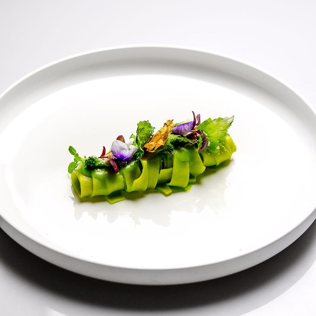 Tagliolino con salsa di broccoletti alga disidratata e ricci di mare. 

Chef @chefalfonsocrisci photo by @thisismee @tavernavesuviana #taver