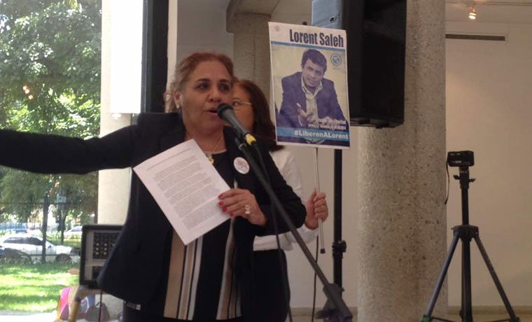 CaraotaDigital's tweet photo. Madre de Lorent Saleh: El Gobierno no puede decirme que “la tumba” no existe https://t.co/HFipvCSVQH  https://t.co/BdAK36dZdv