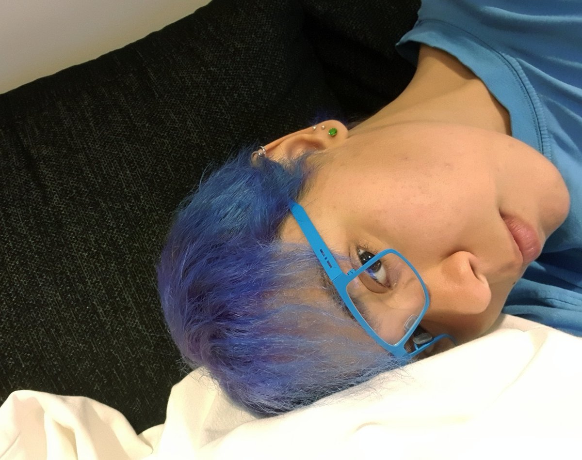 MODE_DanceCrew's tweet photo. Hello my old friend. Back to blue again 🐳🌊 #blue #bluehair #hairdye #whatup #awkward /Jenjen https://t.co/8tFgMt3ksl