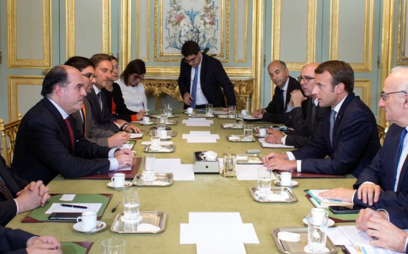 SUKOICRIOLLO's tweet photo. MACRON tiene un APOYO en FRANCIA, de apenas 28%, CEJOTA tiene un APOYO de apenas 1% él. A nombre de que PUEBLOS están HABLANDO en esa MESA ? https://t.co/p0CZN914OK