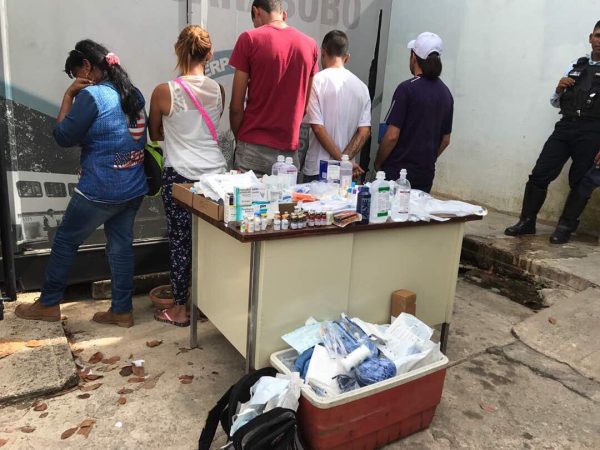 ConElMazoDando's tweet photo. ¡Sin vergüenzas! Detenidas varias personas por robo de insumos en hospital de Valen https://t.co/pJVMVQYtr3 #04Sep https://t.co/nNfcthwhql